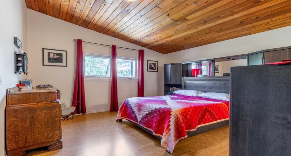 152S 100E, Raymond, Alberta T0K 2S0, 5 Bedroom Bedrooms, 0 ,3 BathroomBathrooms,Residential,For Sale,100E,0,A2328433
