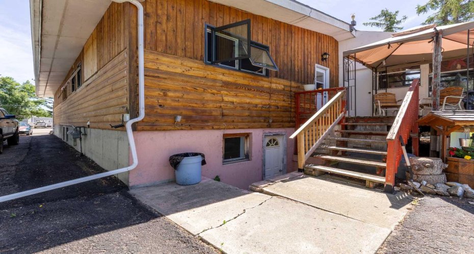 152S 100E, Raymond, Alberta T0K 2S0, 5 Bedroom Bedrooms, 0 ,3 BathroomBathrooms,Residential,For Sale,100E,0,A2328433