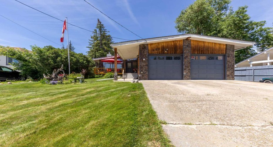 152S 100E, Raymond, Alberta T0K 2S0, 5 Bedroom Bedrooms, 0 ,3 BathroomBathrooms,Residential,For Sale,100E,0,A2328433