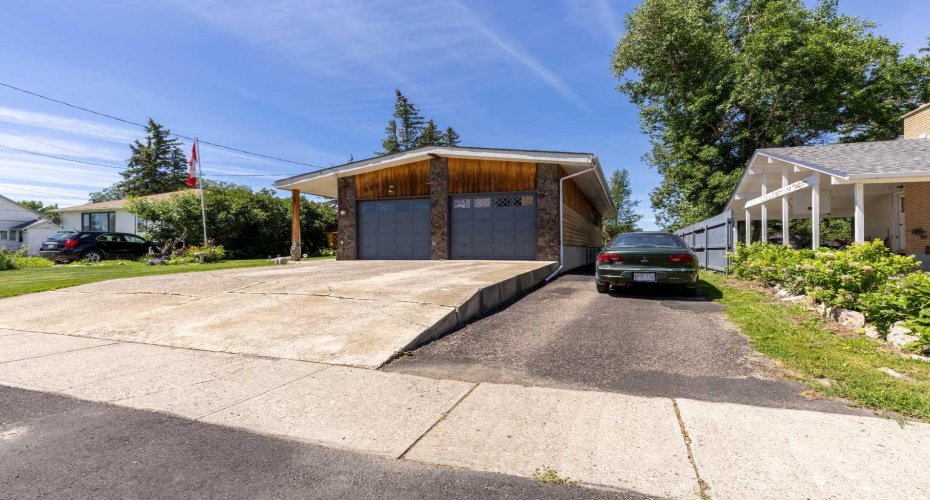 152S 100E, Raymond, Alberta T0K 2S0, 5 Bedroom Bedrooms, 0 ,3 BathroomBathrooms,Residential,For Sale,100E,0,A2328433