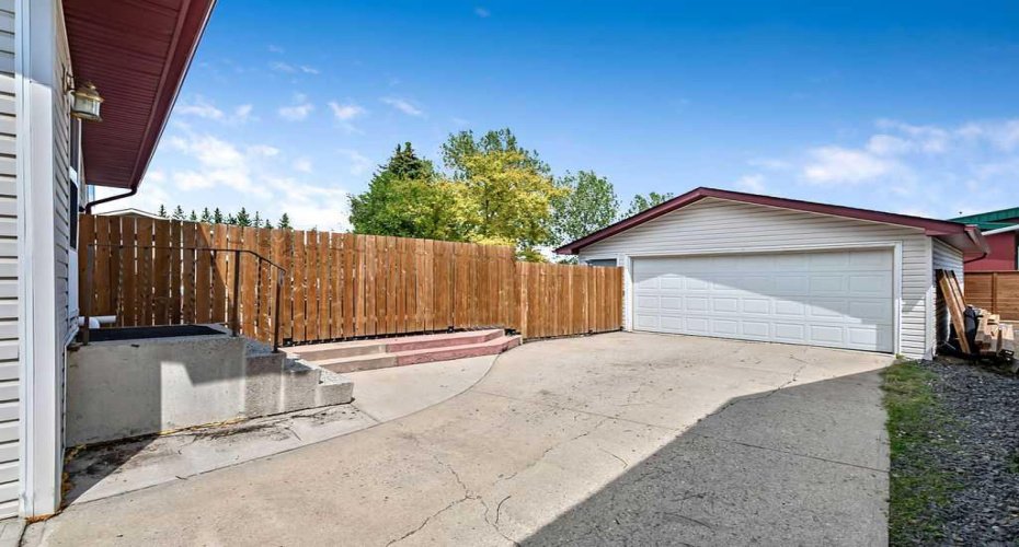 22 Robinson Drive, Okotoks, Alberta T1S 1C4, 4 Bedroom Bedrooms, 0 ,3 BathroomBathrooms,Residential,For Sale,Robinson,0,A2328510