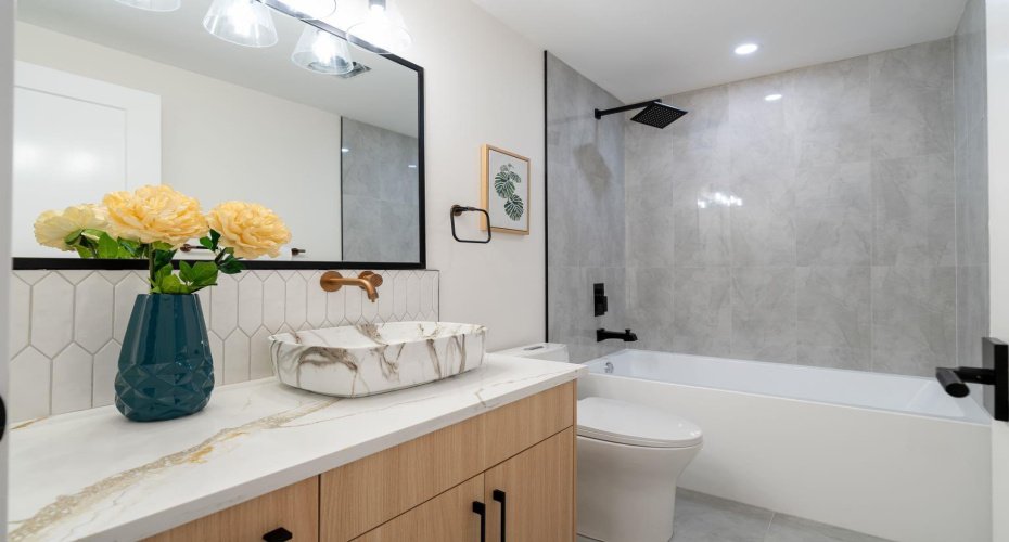 Main floor Shared bath