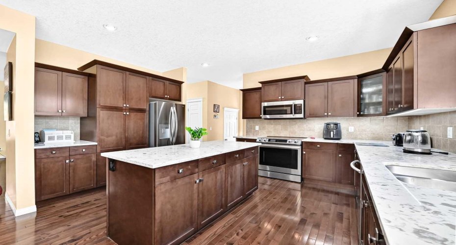29 Westridge Crescent, Okotoks, Alberta T1S 0G7, 5 Bedrooms Bedrooms, ,4 BathroomsBathrooms,Residential,For Sale,Westridge,A2328717