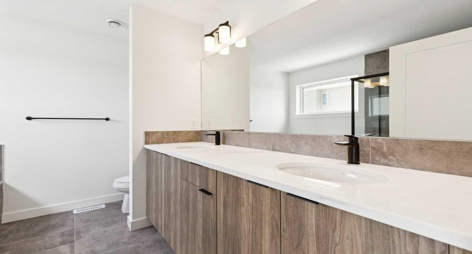 Master 5-piece Ensuite w/ Soaker Tub and Dual Sink Vanity