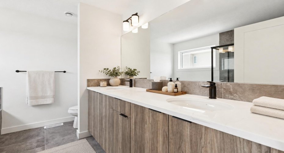 VIRTUALLY STAGED • 5-Piece Master Ensuite