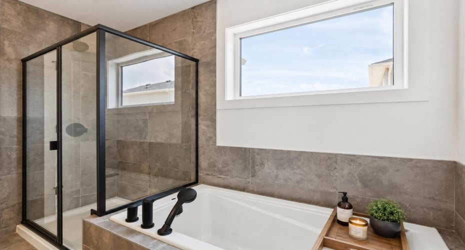 VIRTUALLY STAGED • 5-Piece Master Ensuite
