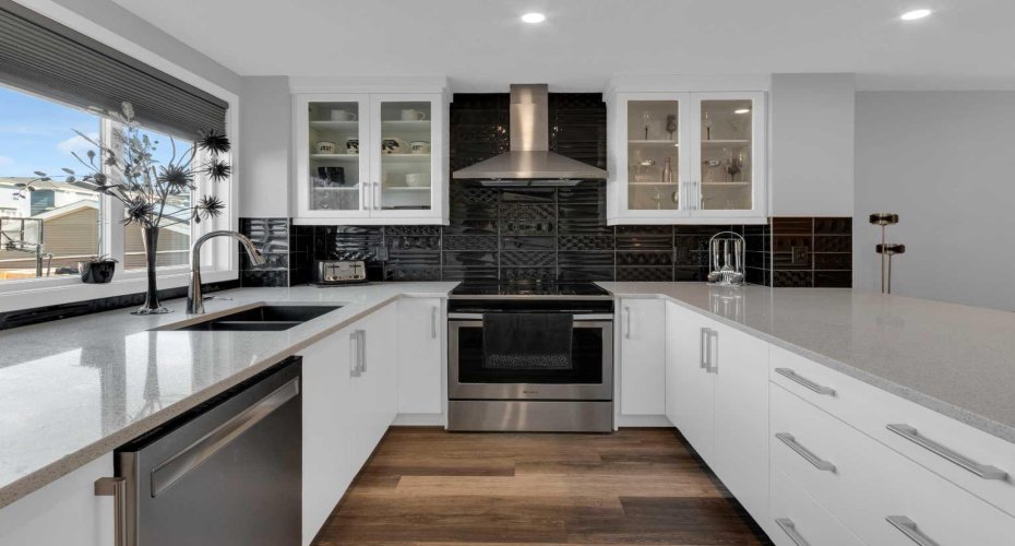 Functinable kitchen with quartz countertops