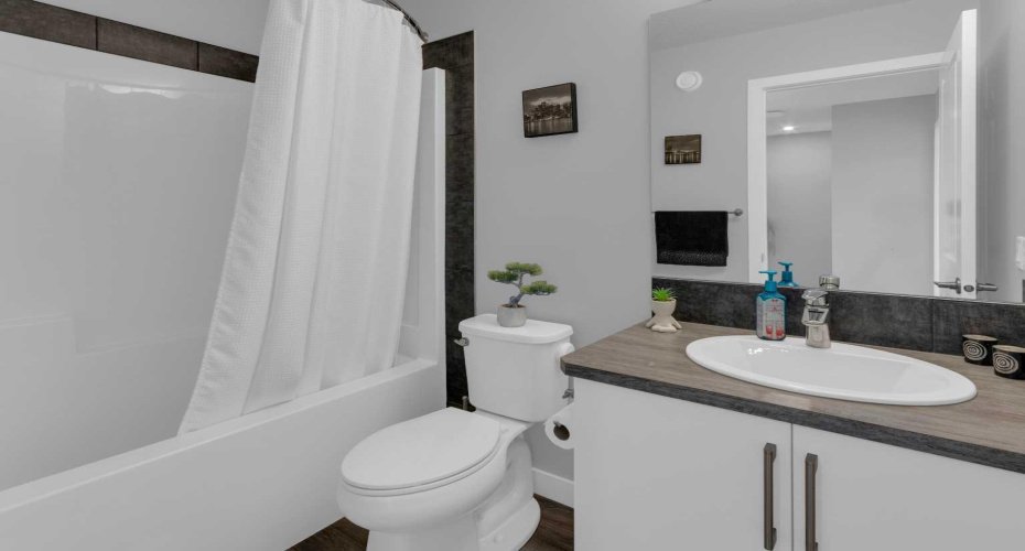 4 piece bathroom on 2nd floor