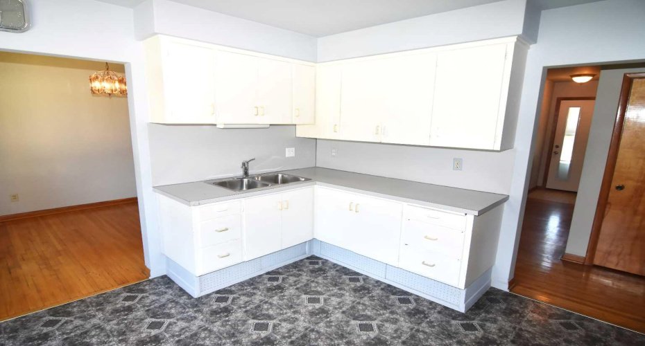 White Kitchen Cabinets
