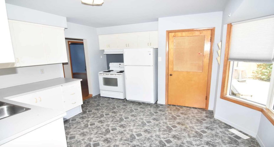 Kitchen has lots of counter space