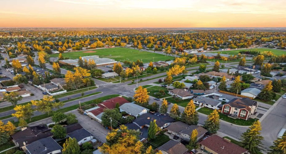 928 120 Avenue, Calgary, Alberta T2J 2K7, 4 Bedrooms Bedrooms, ,3 BathroomsBathrooms,Residential,For Sale,120,A2328907