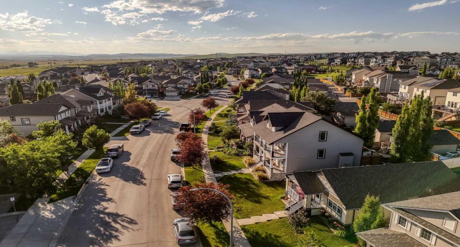 The neighbourhood enjoys scenic views and easy access toward the mountains.