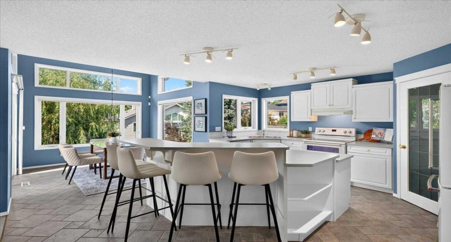 Sunny kitchen & dining area