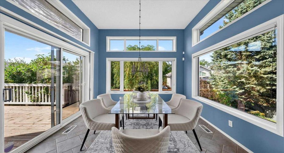 Dining room with extended ceiling height