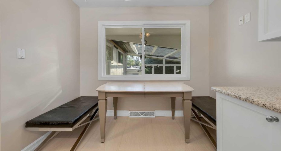 nook/ eating area  overlooking to the sun room