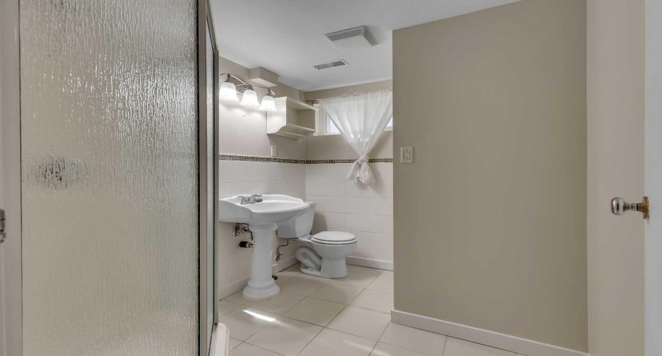 1-3pce bath in basement