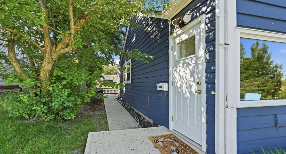 2205 27 Avenue, Calgary, Alberta T2T 1J1, 2 Bedrooms Bedrooms, ,1 BathroomBathrooms,Residential,For Sale,27,A2329139