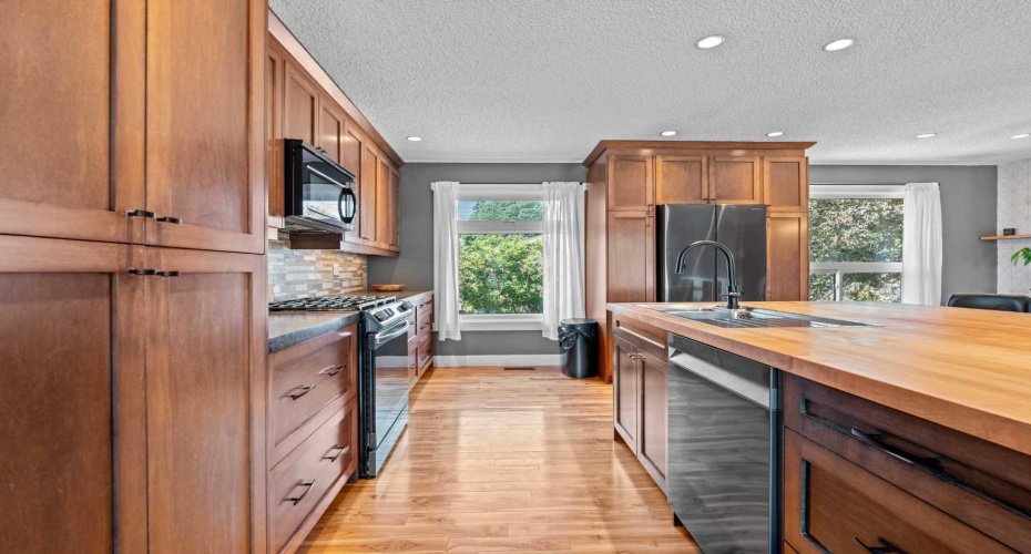 10619 Oakmoor Way, Calgary, Alberta T2W 1S7, 4 Bedrooms Bedrooms, ,2 BathroomsBathrooms,Residential,For Sale,Oakmoor,A2329198