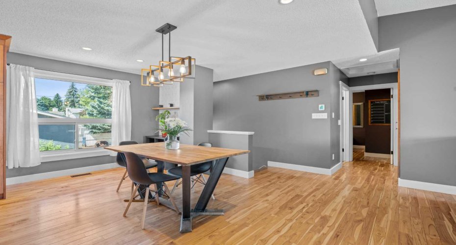 10619 Oakmoor Way, Calgary, Alberta T2W 1S7, 4 Bedrooms Bedrooms, ,2 BathroomsBathrooms,Residential,For Sale,Oakmoor,A2329198