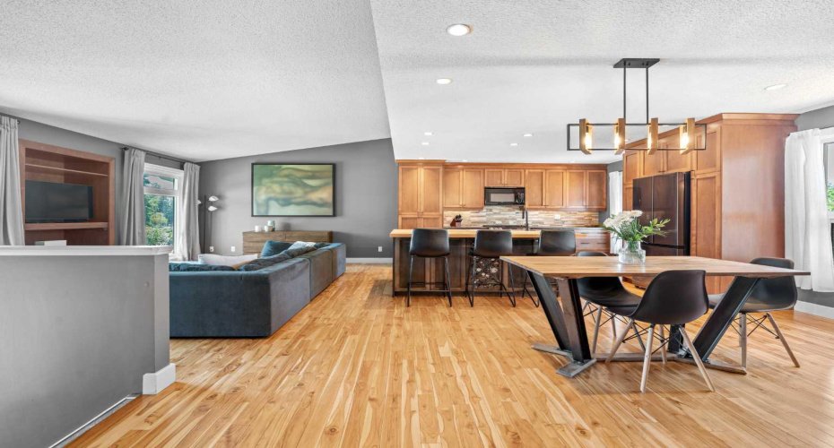 10619 Oakmoor Way, Calgary, Alberta T2W 1S7, 4 Bedrooms Bedrooms, ,2 BathroomsBathrooms,Residential,For Sale,Oakmoor,A2329198