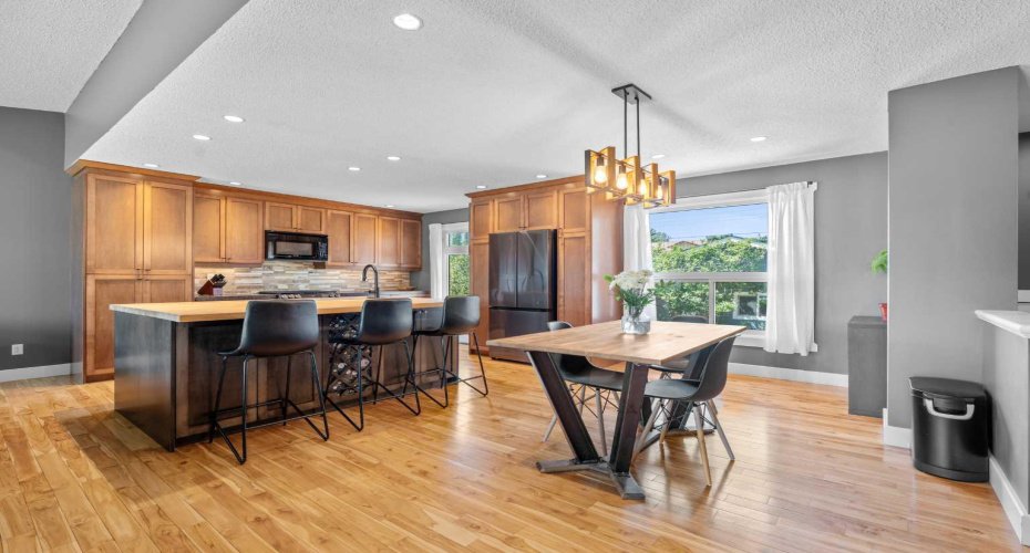 10619 Oakmoor Way, Calgary, Alberta T2W 1S7, 4 Bedrooms Bedrooms, ,2 BathroomsBathrooms,Residential,For Sale,Oakmoor,A2329198