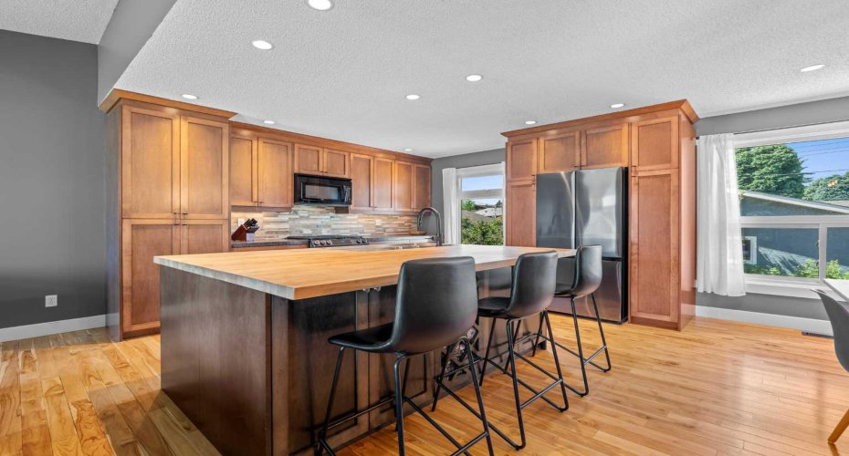 10619 Oakmoor Way, Calgary, Alberta T2W 1S7, 4 Bedrooms Bedrooms, ,2 BathroomsBathrooms,Residential,For Sale,Oakmoor,A2329198