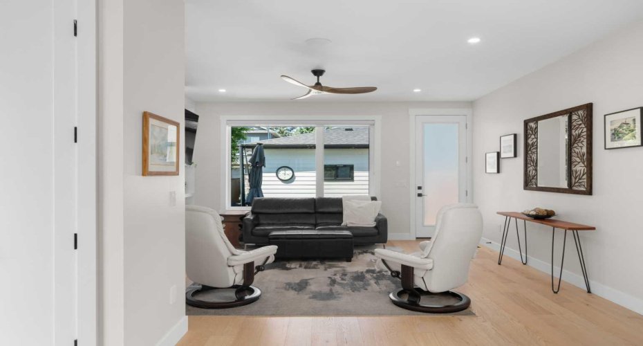 2407 33 Street, Calgary, Alberta T3E 2T3, 4 Bedrooms Bedrooms, ,4 BathroomsBathrooms,Residential,For Sale,33,A2329243