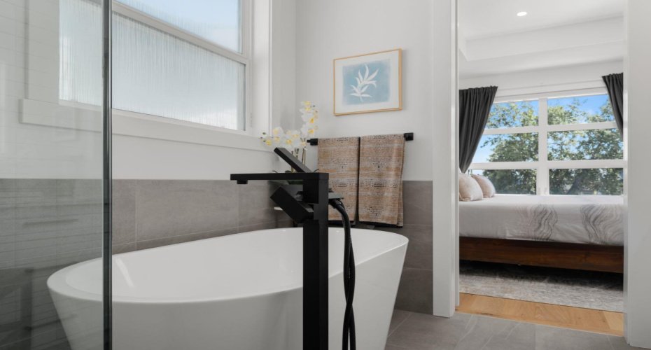 Soaker tub