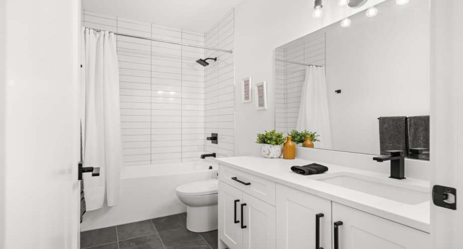 Upper main bathroom
