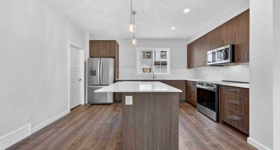 40 Creekside Way, Calgary, Alberta T2X 6E2, 3 Bedrooms Bedrooms, ,3 BathroomsBathrooms,Residential,For Sale,Creekside,A2329248