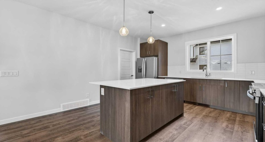 40 Creekside Way, Calgary, Alberta T2X 6E2, 3 Bedrooms Bedrooms, ,3 BathroomsBathrooms,Residential,For Sale,Creekside,A2329248
