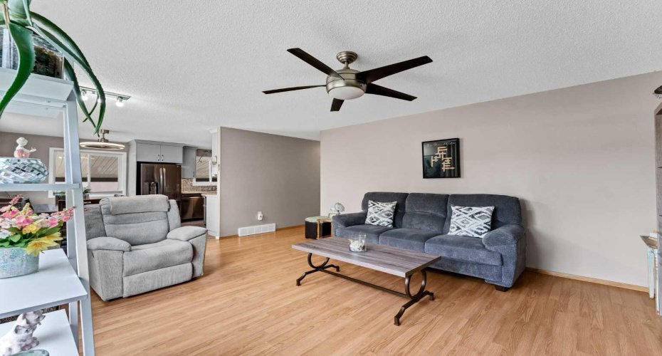 2689 Thompson Crescent, Medicine Hat, Alberta T1B 1C5, 4 Bedrooms Bedrooms, ,2 BathroomsBathrooms,Residential,For Sale,Thompson,A2329282