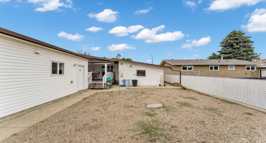 2689 Thompson Crescent, Medicine Hat, Alberta T1B 1C5, 4 Bedrooms Bedrooms, ,2 BathroomsBathrooms,Residential,For Sale,Thompson,A2329282