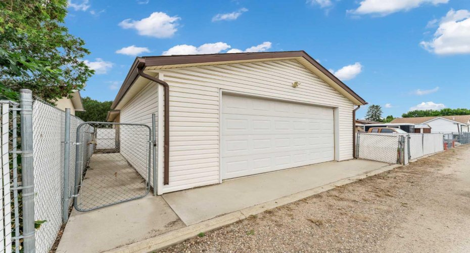 2689 Thompson Crescent, Medicine Hat, Alberta T1B 1C5, 4 Bedrooms Bedrooms, ,2 BathroomsBathrooms,Residential,For Sale,Thompson,A2329282