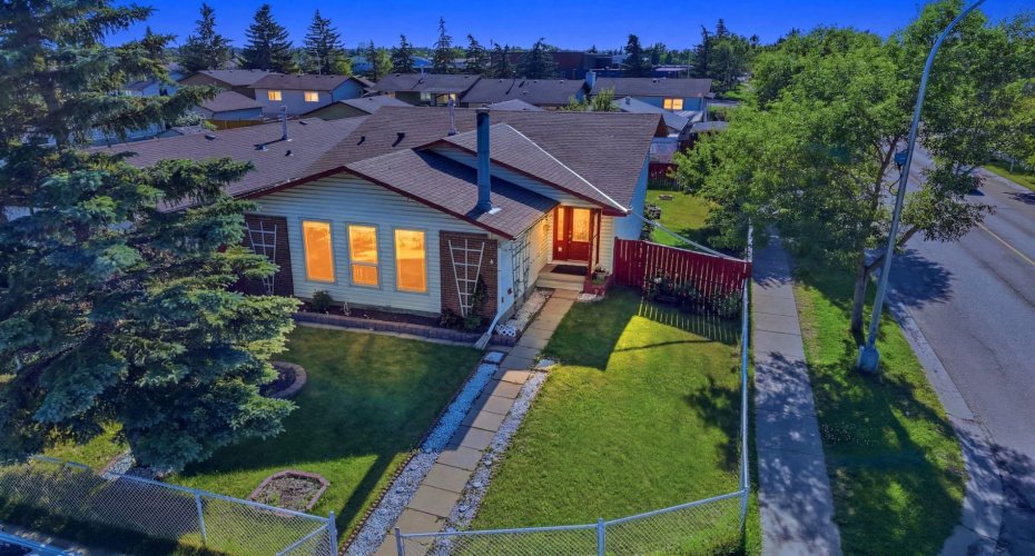 4 Fallswater Road, Calgary, Alberta T3J1B1, 4 Bedrooms Bedrooms, ,3 BathroomsBathrooms,Residential,For Sale,Fallswater,A2329294