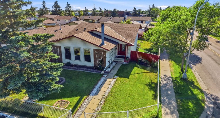 4 Fallswater Road, Calgary, Alberta T3J1B1, 4 Bedrooms Bedrooms, ,3 BathroomsBathrooms,Residential,For Sale,Fallswater,A2329294