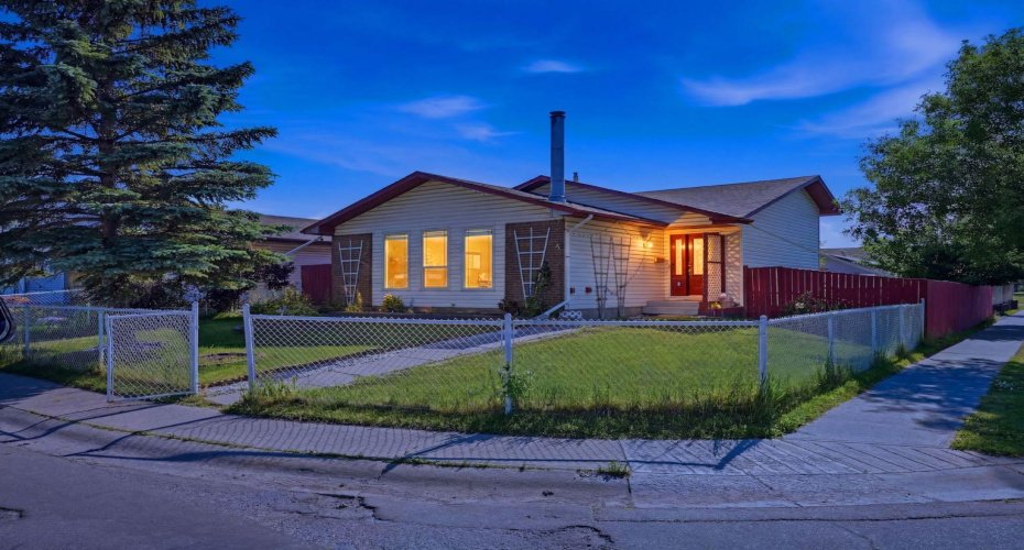 4 Fallswater Road, Calgary, Alberta T3J1B1, 4 Bedrooms Bedrooms, ,3 BathroomsBathrooms,Residential,For Sale,Fallswater,A2329294