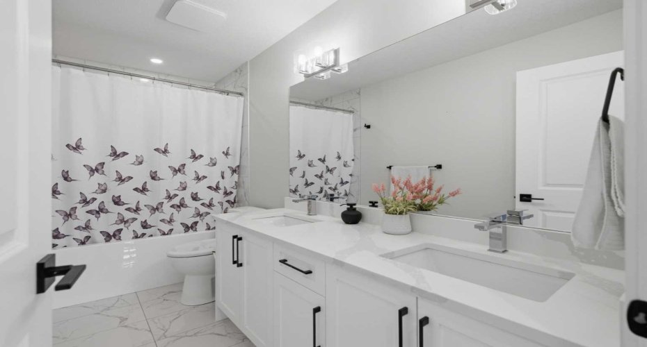 Upper Main Bathroom