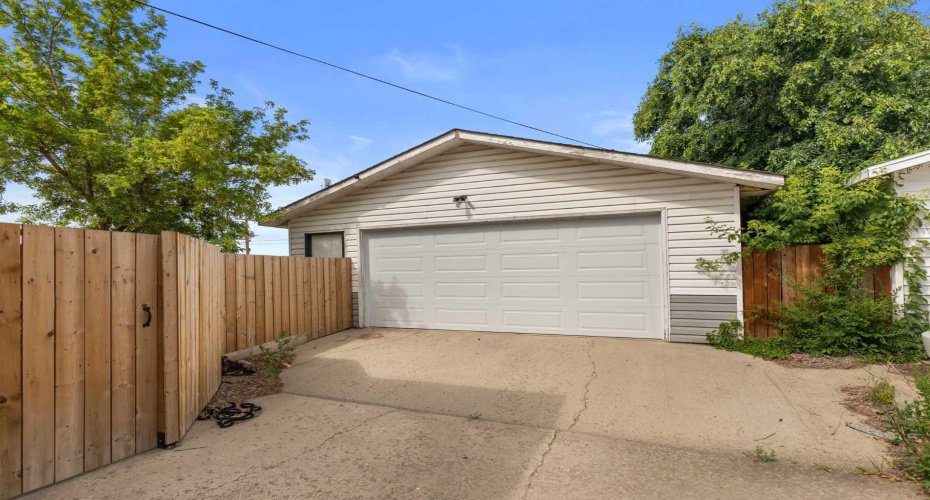 1946 15 Avenue, Medicine Hat, Alberta T1A3R8, 3 Bedrooms Bedrooms, ,2 BathroomsBathrooms,Residential,For Sale,15,A2329340