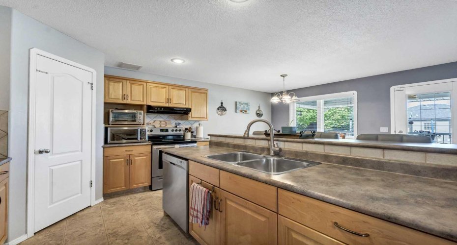 369 Stratton Way, Medicine Hat, Alberta T1B4M9, 4 Bedrooms Bedrooms, ,4 BathroomsBathrooms,Residential,For Sale,Stratton,A2329392