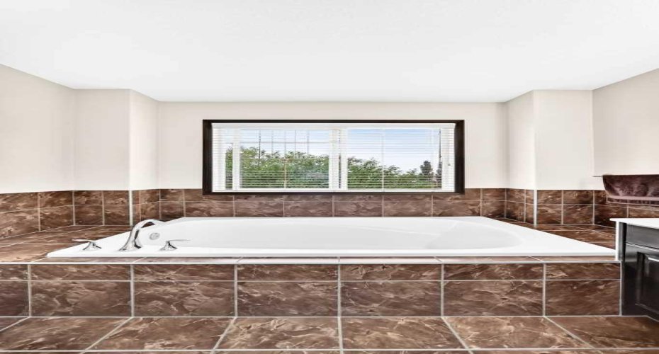 188 Hawkmere Way, Chestermere, Alberta T1X 0C9, 4 Bedrooms Bedrooms, ,4 BathroomsBathrooms,Residential,For Sale,Hawkmere,A2329465