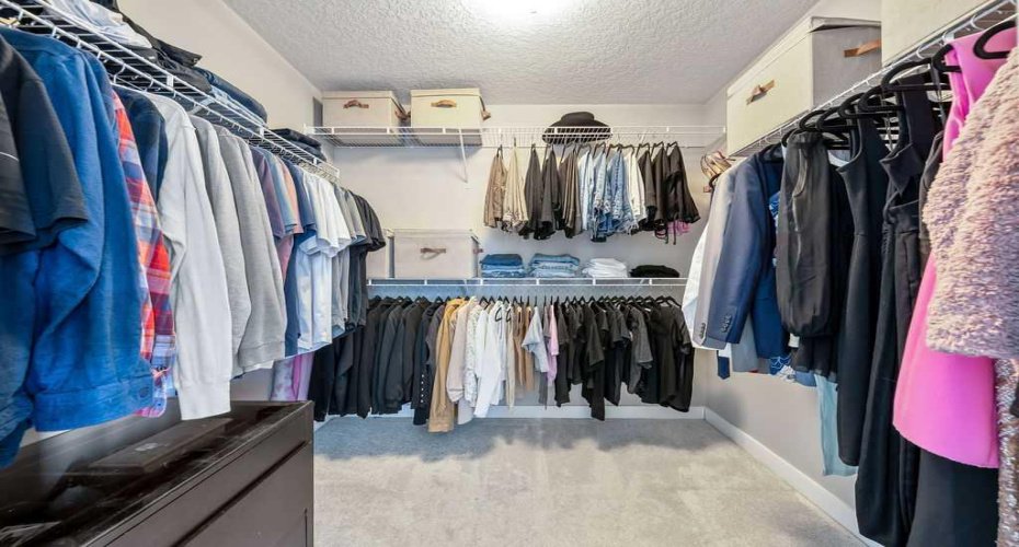 Large primary walk-in cloet