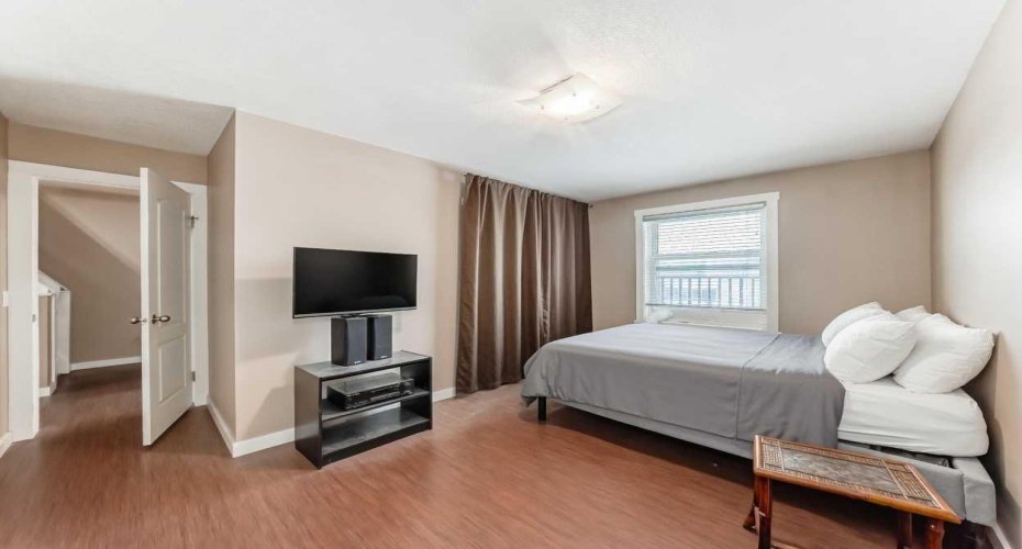 1922 9 Avenue, Calgary, Alberta T2G 0V2, 3 Bedrooms Bedrooms, ,4 BathroomsBathrooms,Residential,For Sale,9,A2329603