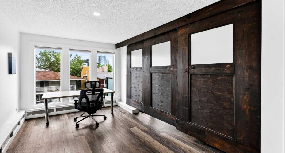 Retractable privacy wall