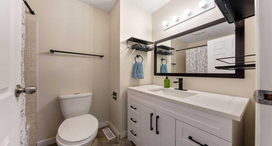 73 Glenbrook Crescent, Cochrane, Alberta T4C 1G1, 3 Bedroom Bedrooms, 0 ,2 BathroomBathrooms,Residential,For Sale,Glenbrook,0,A2345408