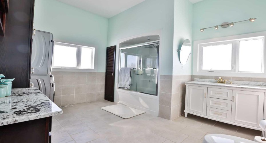 328 Railway Avenue, Travers, Alberta T0L 1G0, 5 Bedrooms Bedrooms, ,5 BathroomsBathrooms,Residential,For Sale,Railway,A2143158