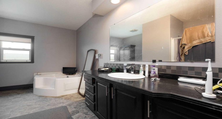 5627 Draper Road, Fort McMurray, Alberta T9H0K7, 7 Bedrooms Bedrooms, ,5 BathroomsBathrooms,Residential,For Sale,Draper,A2180430