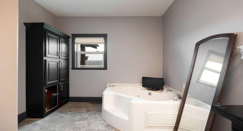 5627 Draper Road, Fort McMurray, Alberta T9H0K7, 7 Bedrooms Bedrooms, ,5 BathroomsBathrooms,Residential,For Sale,Draper,A2180430