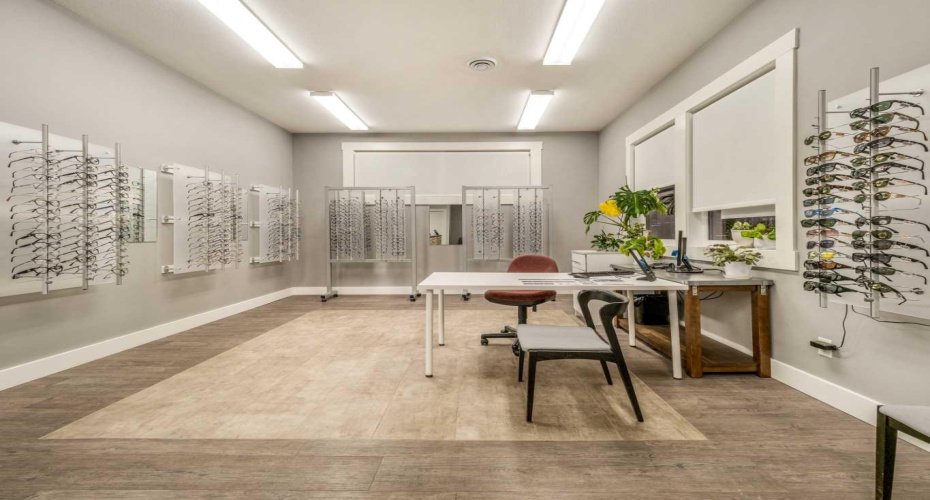 C- front display area