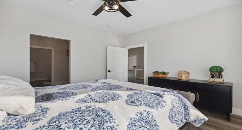 Perfect and cozy bedroom layout